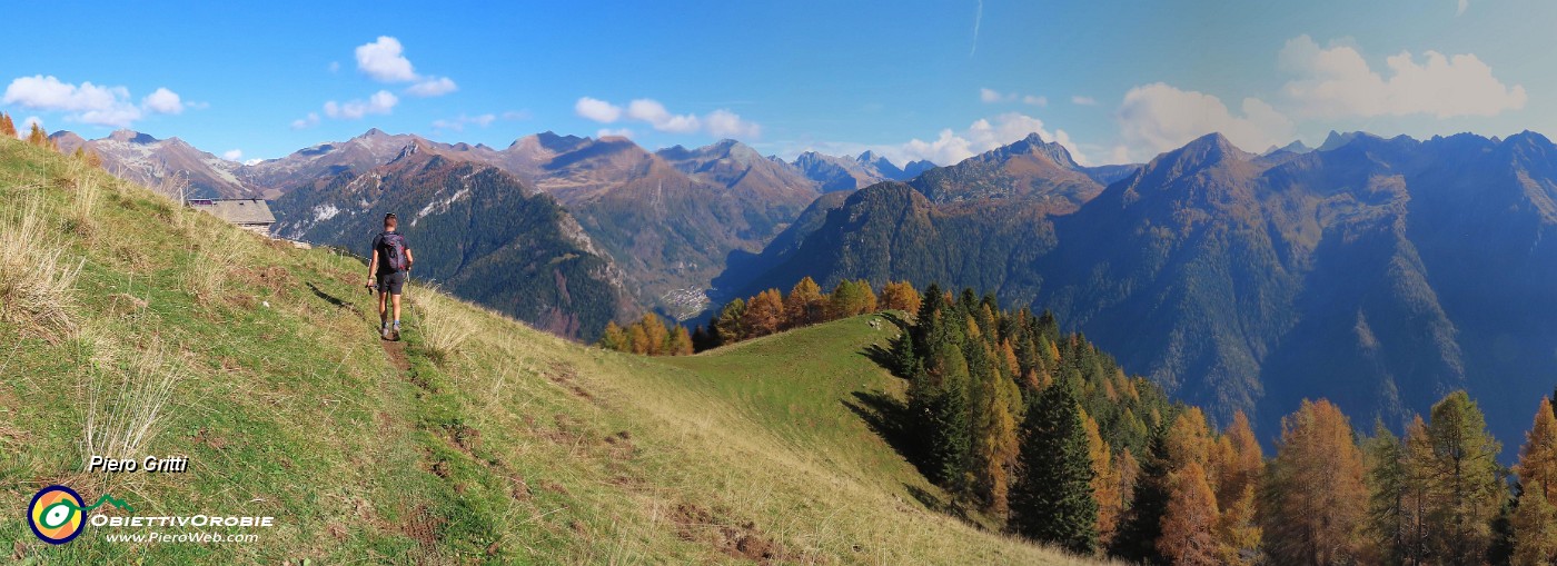 22 Alla Baita Quedro (1880 m) spettacolo di panorami e di larici colorati d'autunno.JPG